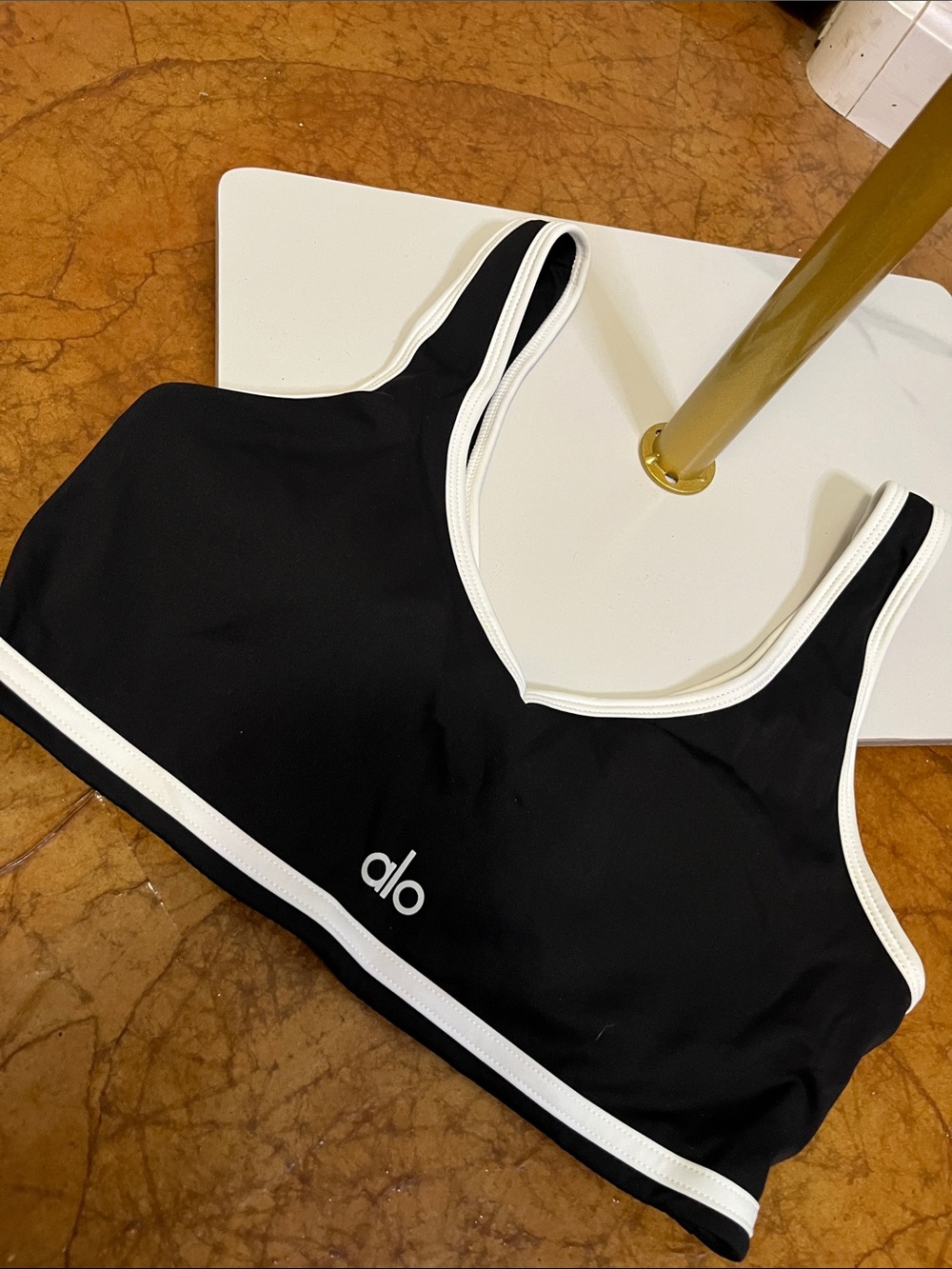 ALO Yoga Black Sports Bra with White Trim Sz Medium Womens